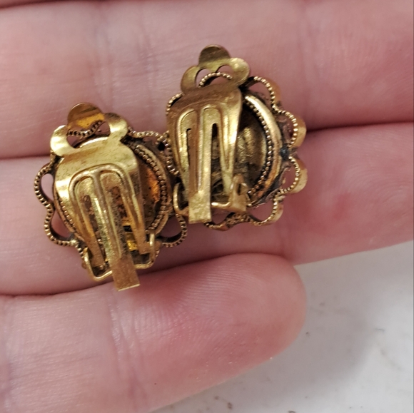 Vintage Gold Toned Cameo Clip On Earings - Picture 2 of 2